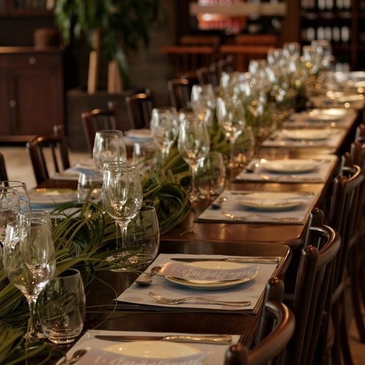 Sommerfest & Event Catering Elegant gedeckter Tisch mit Gläsern und Besteck in einem Restaurant.